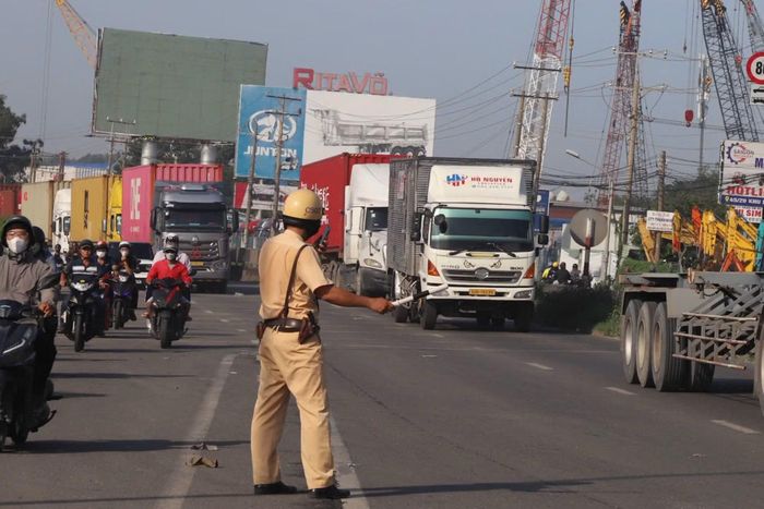 CSGT điều tiết giao thông tại khu vực xảy ra ùn tắc kéo dài.