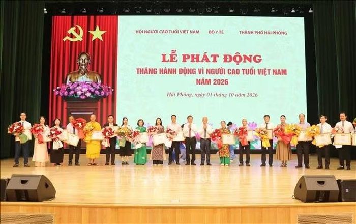 Hội Người cao tuổi Việt Nam tặng hoa và Bằng khen cho các tổ chức, cá nhân có thành tích tiêu biểu cho sự nghiệp bảo vệ, chăm sóc và phát huy vai trò người cao tuổi. Ảnh: Hoàng Ngọc/TTXVN