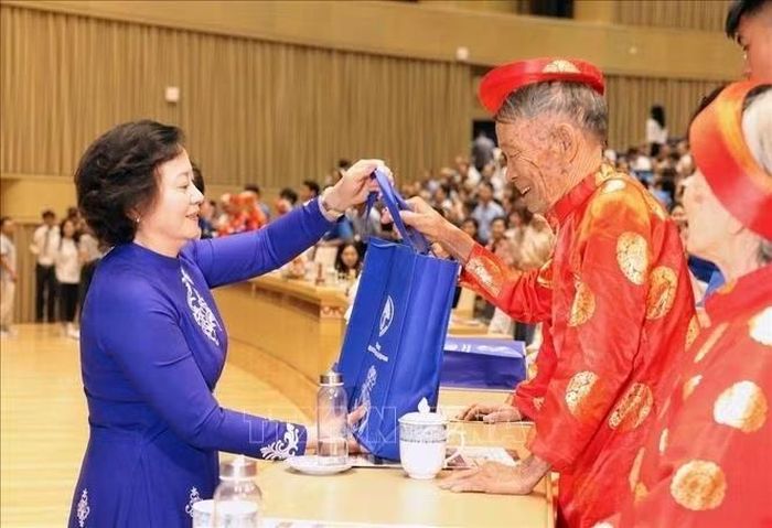 Bà Phạm Thị Thanh Trà, Bí thư Trung ương Đảng, Phó Thủ tướng Chính phủ, Chủ tịch Ủy ban Quốc gia về người cao tuổi Việt Nam, tặng quà người cao tuổi. Ảnh: Hoàng Ngọc/TTXVN