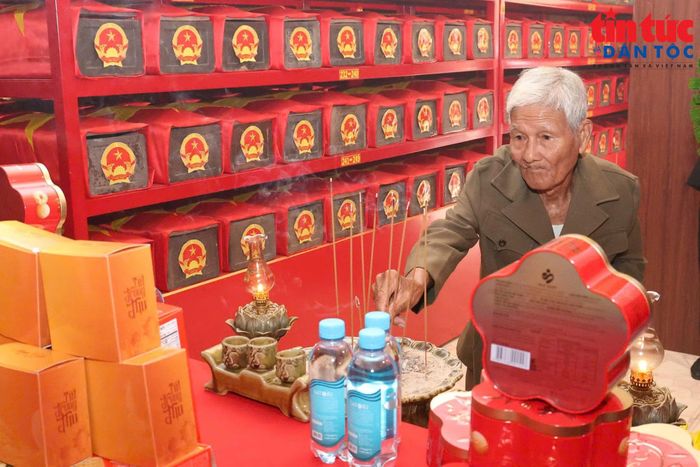Người dân thành kính tưởng niệm, cầu mong các liệt sĩ sớm được xác định danh tính và trở về quê hương.