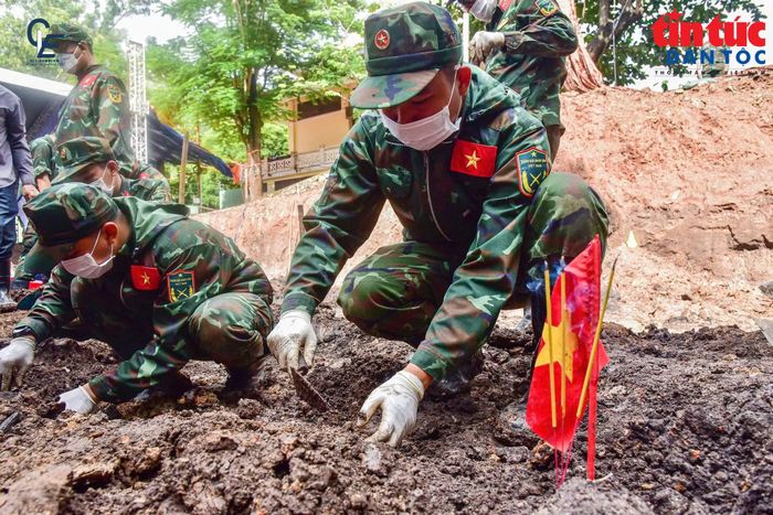 Công tác tìm kiếm được thực hiện khẩn trương, tỉ mỉ, bảo đảm đúng quy trình chuyên môn.