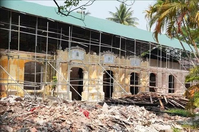 Nhà Học hữu thuộc Di tích Quốc Tử Giám trong Kinh thành Huế đang tiến hành trùng tu.