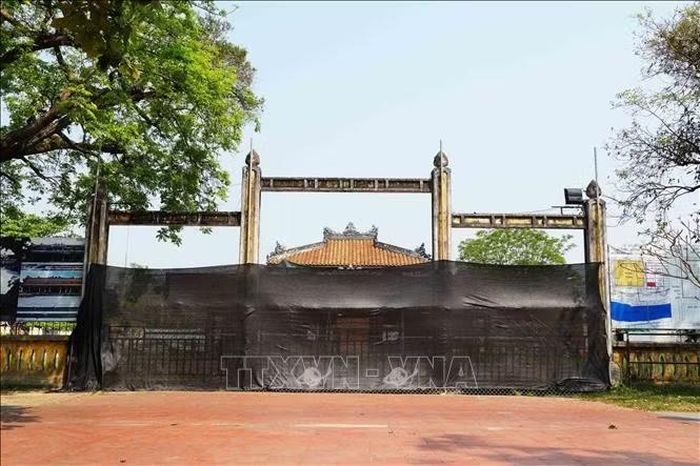 Cổng Tam quan thuộc Di tích Quốc Tử Giám trong Kinh thành Huế được rào chắn phục vụ trùng tu.