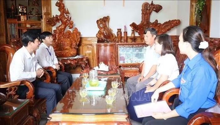 Đại diện lãnh đạo xã Bù Đăng đến tận nhà người dân trao giấy chứng nhận quyền sử dụng đất lần đầu.
