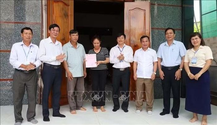 Bí thư và Chủ tịch UBND xã Bù Đăng trao giấy chứng nhận quyền sử dụng đất lần đầu tận nhà cho hộ ông Trần Văn Vinh, thôn Đức Phong, xã Bù Đăng.