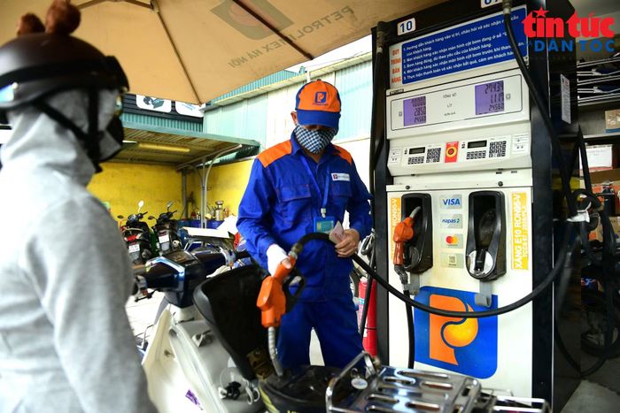 Giá xăng dầu được điều chỉnh từ 15 giờ ngày 1/10.