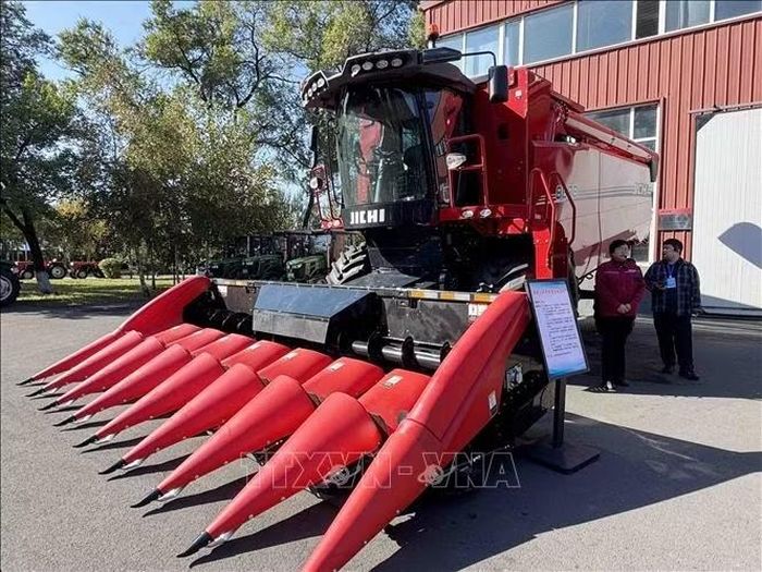 Máy gặt lúa công suất cao của công ty Jichi tại tỉnh Hắc Long Giang. Ảnh: Công Tuyên/PV TTXVN tại Trung Quốc