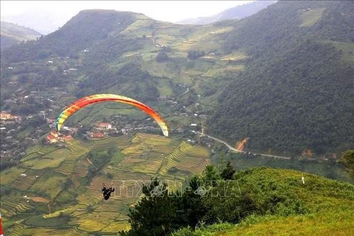 Khi bay dù lượn trên cao, du khách có thể ngắm nhìn toàn cảnh thung lũng Lìm Mông và những thửa ruộng bậc thang tuyệt đẹp được ví như "mùa vàng" Tây Bắc.