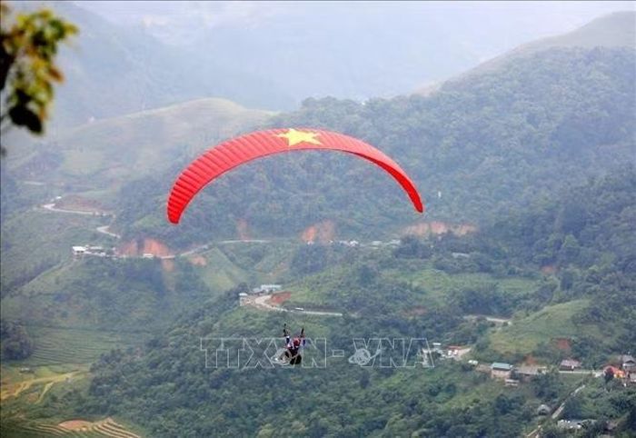 Khi bay dù lượn trên cao, du khách có thể ngắm nhìn toàn cảnh thung lũng Lìm Mông và những thửa ruộng bậc thang tuyệt đẹp được ví như "mùa vàng" Tây Bắc.