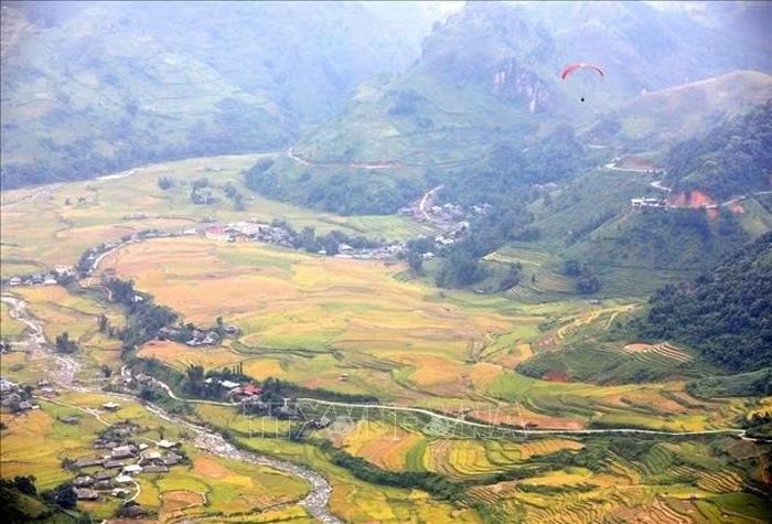 Khi bay dù lượn trên cao, du khách có thể ngắm nhìn toàn cảnh thung lũng Lìm Mông và những thửa ruộng bậc thang tuyệt đẹp được ví như "mùa vàng" Tây Bắc.