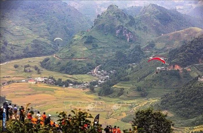 Khi bay dù lượn trên cao, du khách có thể ngắm nhìn toàn cảnh thung lũng Lìm Mông và những thửa ruộng bậc thang tuyệt đẹp được ví như "mùa vàng" Tây Bắc.