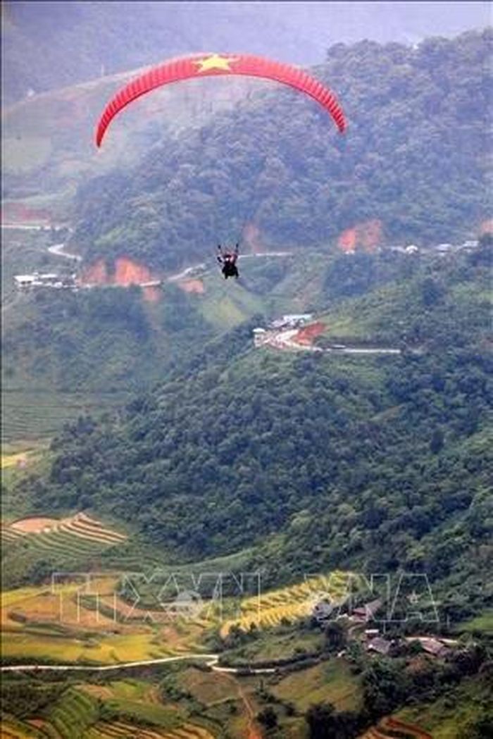 Khi bay dù lượn trên cao, du khách có thể ngắm nhìn toàn cảnh thung lũng Lìm Mông và những thửa ruộng bậc thang tuyệt đẹp được ví như "mùa vàng" Tây Bắc.