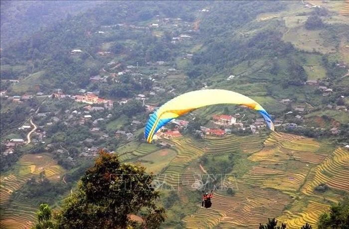 Khi bay dù lượn trên cao, du khách có thể ngắm nhìn toàn cảnh thung lũng Lìm Mông và những thửa ruộng bậc thang tuyệt đẹp được ví như "mùa vàng" Tây Bắc.