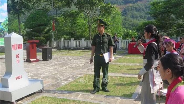 Giới thiệu về cột Mốc quốc giới 92 cho học sinh (sử dụng mô hình cột mốc).