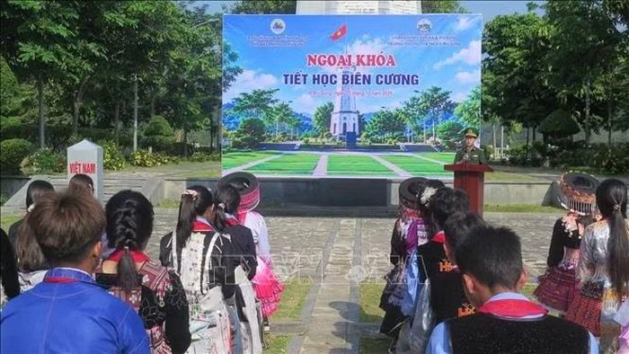 Quang cảnh chương trình ngoại khoá “Tiết học biên cương”.