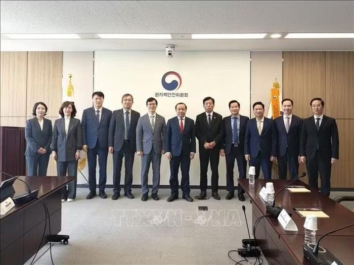 Đoàn công tác Bộ Khoa học và công nghệ Việt nam với lãnh đạo Ủy ban An toàn và An ninh hạt nhân Hàn Quốc (NSSC) chụp ảnh lưu niệm. Ảnh: Đào Lâm/PV TTXVN tại Hàn Quốc