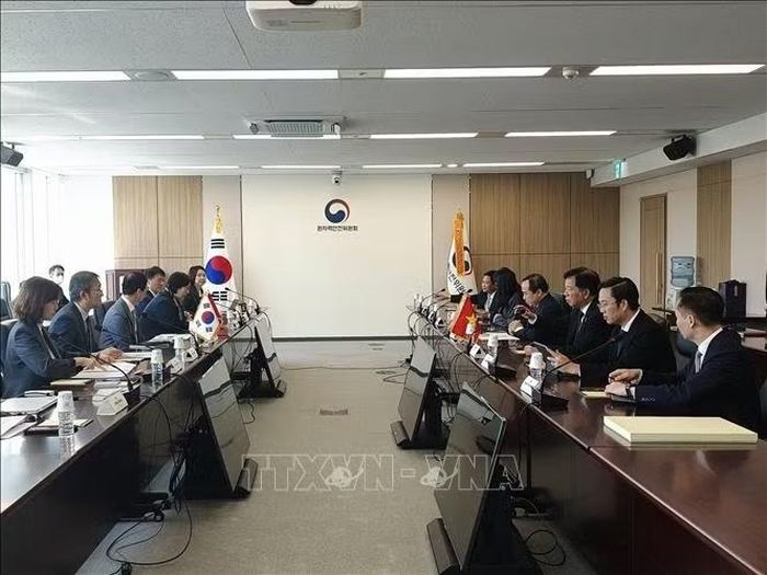 Đoàn công tác Bộ Khoa học và Công nghệ Việt nam làm việc với lãnh đạo Ủy ban An toàn và An ninh hạt nhân Hàn Quốc (NSSC). Ảnh: Đào Lâm/PV TTXVN tại Hàn Quốc