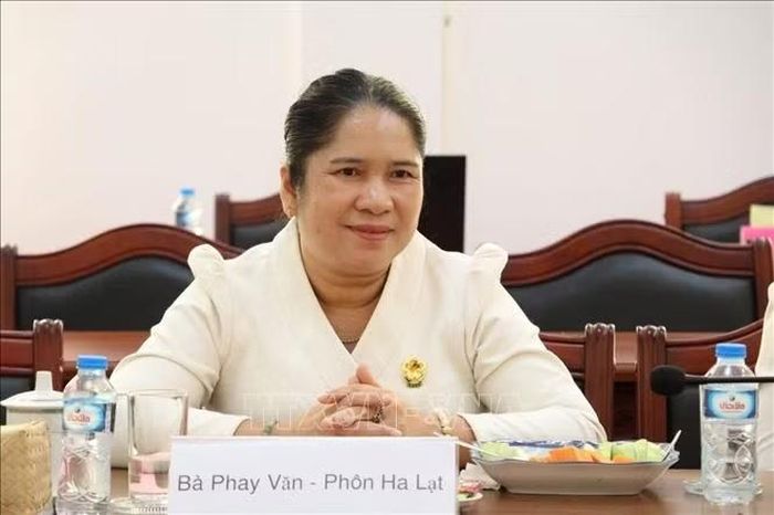 Bà Phayvanh Phonhalath, Chủ tịch Hội Liên hiệp Phụ nữ tỉnh Khammouane, phát biểu tại hội đàm. Ảnh: Xuân Tú /PV TTXVN tại Lào