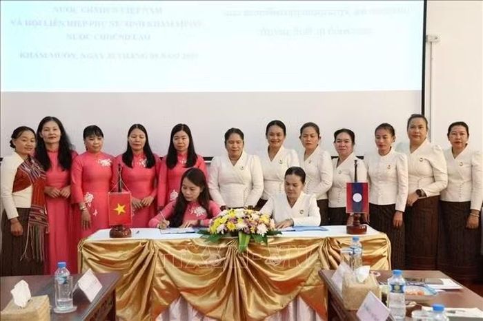 Lễ ký kết Biên bản ghi nhớ hợp tác giai đoạn 2026 - 2028 giữa Hội Liên hiệp Phụ nữ tỉnh Quảng Trị và Hội Liên hiệp Phụ nữ tỉnh Khammouane. Ảnh: Xuân Tú/PV TTXVN tại Lào