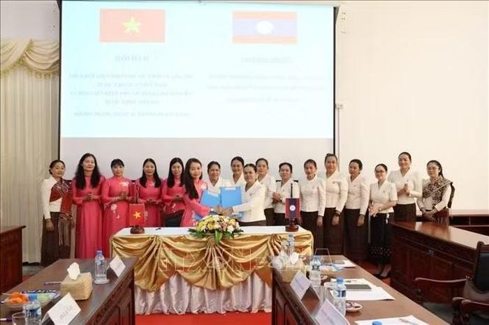 Bà Trần Thị Thúy Nga, Phó Chủ tịch Thường trực Hội LHPN tỉnh Quảng Trị và bà Phayvanh Phonhalath, Chủ tịch Hội Liên hiệp Phụ nữ tỉnh Khammouane trao Biên bản ghi nhớ hợp tác giai đoạn 2026 – 2028. Ảnh: Xuân Tú/PV TTXVN tại Lào