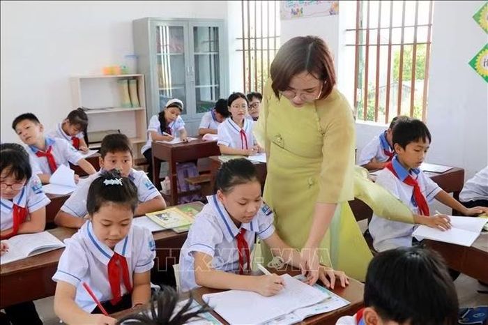 Lớp học khang trang tạo điều kiện thuận lợi cho hoạt động dạy học tại trường Tiểu học Liên Minh, xã Liên Minh (Ninh Bình).