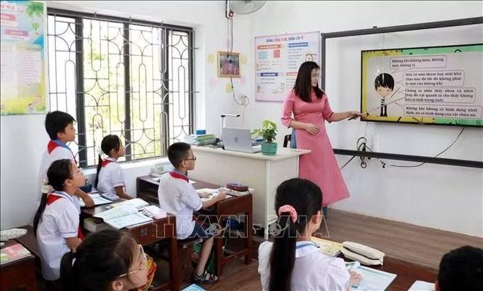 Lớp học khang trang tạo điều kiện thuận lợi cho hoạt động dạy học tại trường Tiểu học Liên Minh, xã Liên Minh (Ninh Bình).