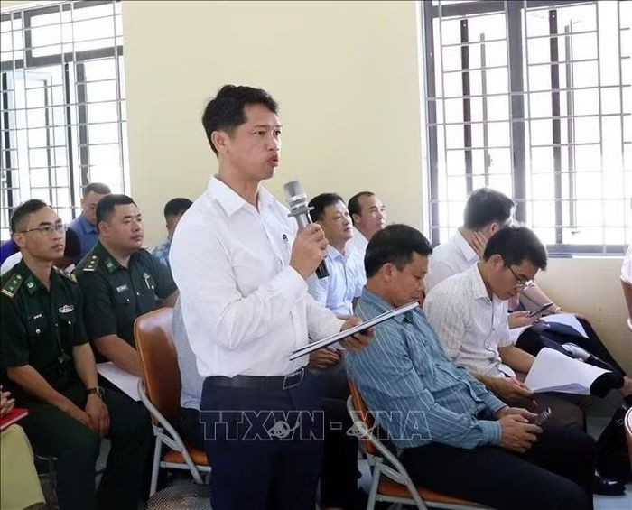 Cử tri xã Mẫu Sơn, tỉnh Lạng Sơn, nêu ý kiến gửi tới Đoàn đại biểu Quốc hội tỉnh. Ảnh: TTXVN phát
