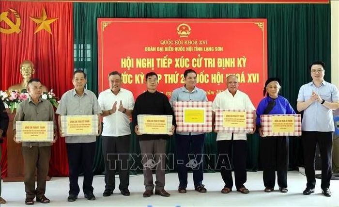 Chủ nhiệm Ủy ban Kiểm tra Trung ương Trần Sỹ Thanh và lãnh đạo tỉnh Lạng Sơn tặng quà cho người cao tuổi trên địa bàn. Ảnh: TTXVN phát