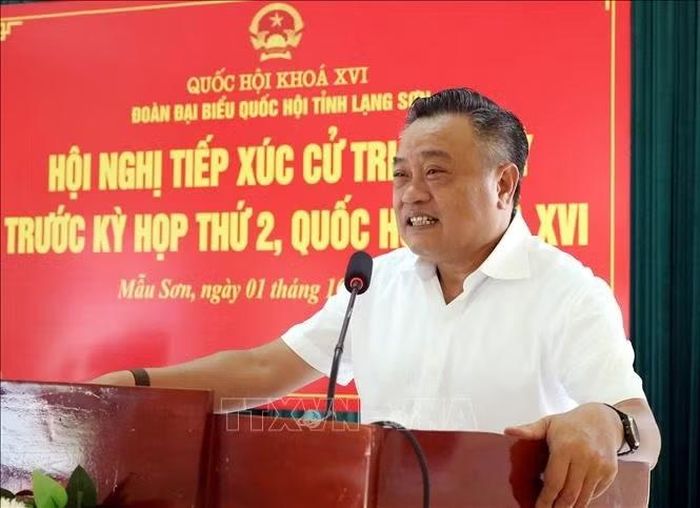 Chủ nhiệm Ủy ban Kiểm tra Trung ương Trần Sỹ Thanh trao đổi với cử tri tỉnh Lạng Sơn. Ảnh: TTXVN phát