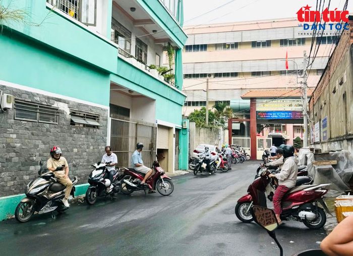 Phụ huynh thường đứng chờ con trước cổng trường gây nên tình trạng ù ứ mỗi khi tan học.