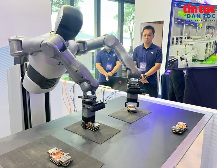 Robot thực hiện các thao tác lắp ráp chíp vi mạch.