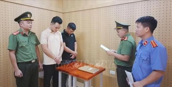 Công an đọc quyết định khởi tố bị can. Ảnh: TTXVN phát