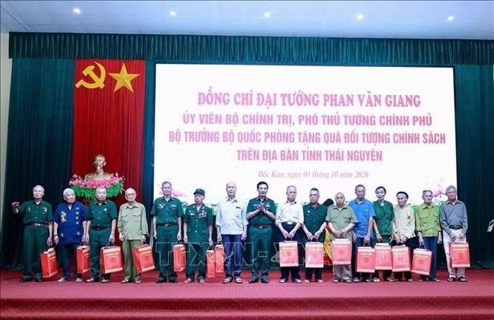 Đại tướng Phan Văn Giang đã trao tặng 50 suất quà cho các đối tượng chính sách trên địa bàn phường Đức Xuân và Bắc Kạn.