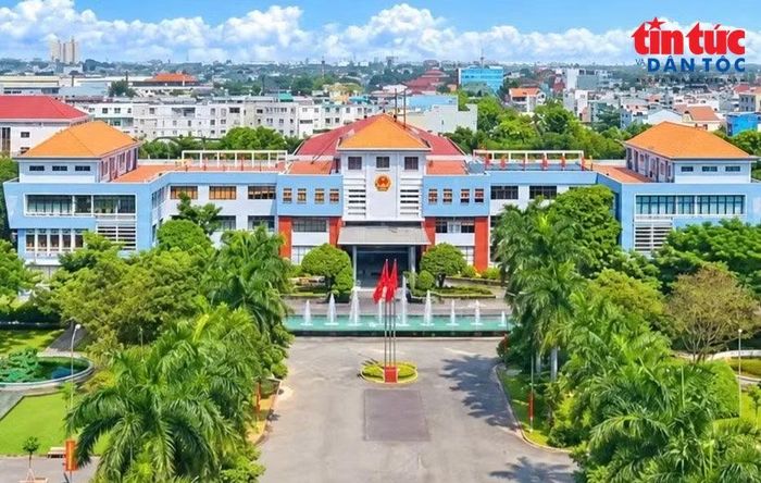 Trụ sở UBND Quận 12 cũ được chuyển đổi công năng thành Trường Tiểu học - THCS - THPT Lê Thị Riêng.