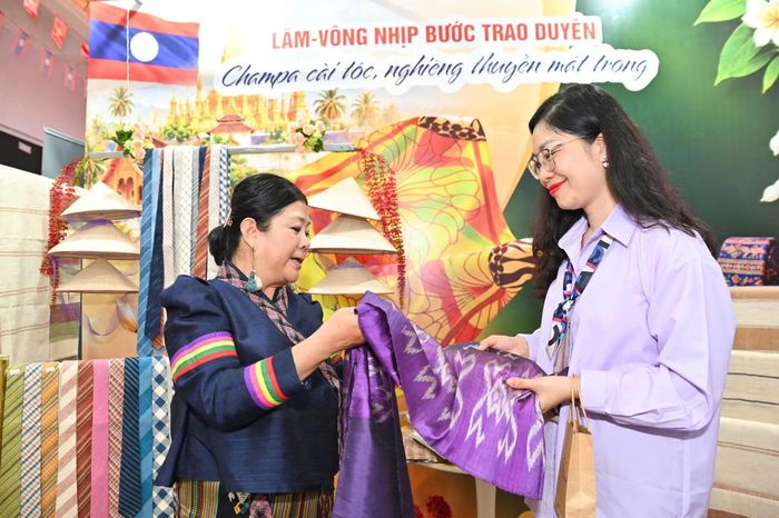 Người dân đến trải nghiệm sản phẩm tại Tuần lễ sản phẩm Việt - Lào tại Hà Nội.