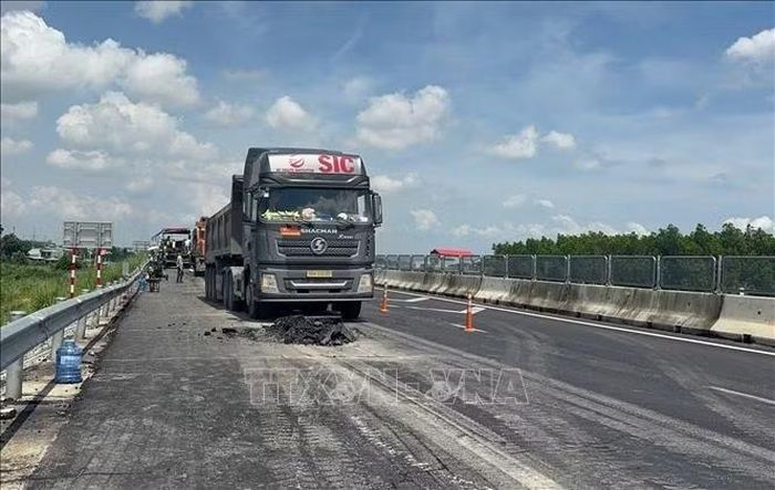 Máy móc, phương tiện tiến hành sửa chữa cao tốc Biên Hòa - Vũng Tàu.