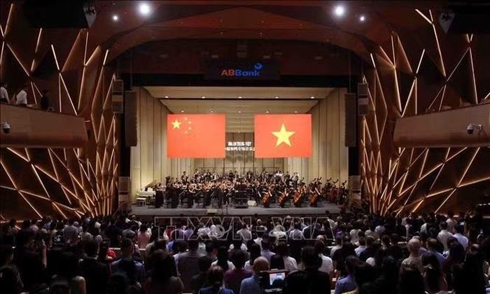 Chương trình nghệ thuật “Hòa âm Trung - Việt” nhân Kỷ niệm 77 năm Quốc khánh nước Cộng hòa Nhân dân Trung Hoa (1/10/1949 - 1/10/2026). Ảnh: Phạm Kiên/TTXVN