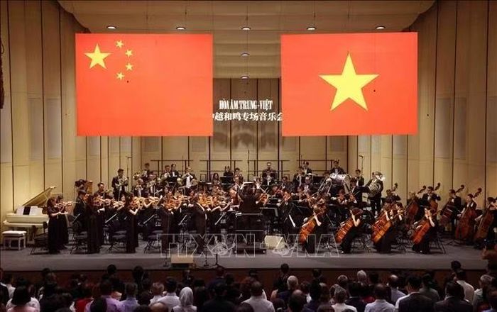 Chương trình nghệ thuật “Hòa âm Trung - Việt” nhân Kỷ niệm 77 năm Quốc khánh nước Cộng hòa Nhân dân Trung Hoa (1/10/1949 - 1/10/2026). Ảnh: Phạm Kiên/TTXVN