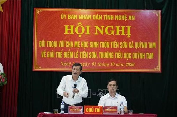 Phó Chủ tịch UBND tỉnh Nghệ An đề nghị các bên trao đổi thẳng thắn, trên tinh thần xây dựng, đúng quy định pháp luật; không để việc sáp nhập trường, điểm trường bị lợi dụng, làm ảnh hưởng đến chủ trương chung của Đảng, Nhà nước.