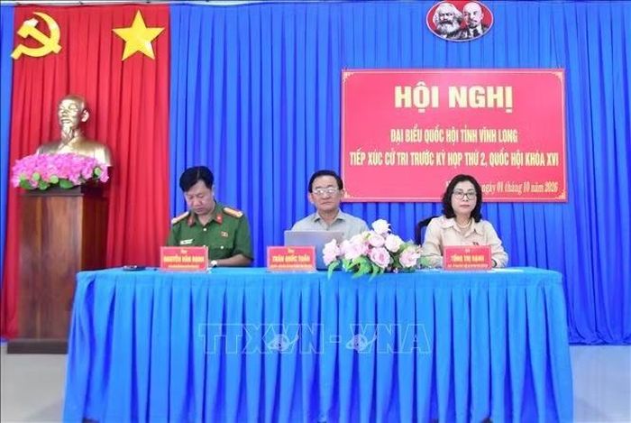 Đoàn đại biểu Quốc hội tỉnh Vĩnh Long - đơn vị bầu cử số 3 tiếp xúc cử tri tại xã Nhị Trường. Ảnh: Thanh Hòa/TTXVN