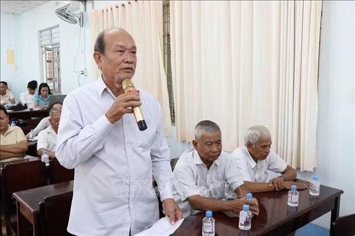 Cử tri Nguyễn Văn Phước, xã Tiểu Cần nêu ý kiến với Đại biểu Quốc hội. Ảnh: Thanh Hòa/TTXVN