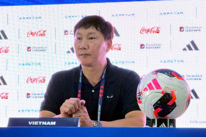HLV trưởng đội tuyển Việt Nam Kim Sang Sik trả lời báo giới sau trận đấu giữa Việt Nam - Thái Lan. Ảnh: Minh Thái/PV TTXVN tại Indonesia