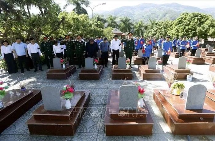 Đại biểu tri ân các anh hùng liệt sĩ tại tại Nghĩa trang liệt sĩ xã Sông Mã (Sơn La). Ảnh: Quang Quyết/TTXVN