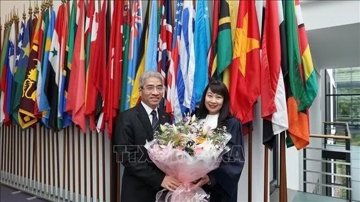 Đại sứ Việt Nam tại Đức, Nguyễn Đắc Thành tặng hoa chúc mừng Thẩm phán Nguyễn Thị Lan Anh nhậm chức. Ảnh: Thu Hằng/PV TTXVN tại Đức