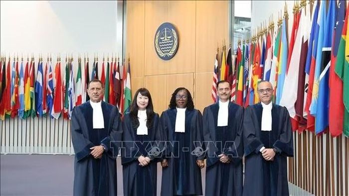 Thẩm phán Nguyễn Thị Lan Anh cùng bốn Thẩm phán của Ghana, Brazil, Tunisia và Ấn Độ cùng nhậm chức ngày 1/10/2026. Ảnh: Thu Hằng/PV TTXVN tại Đức