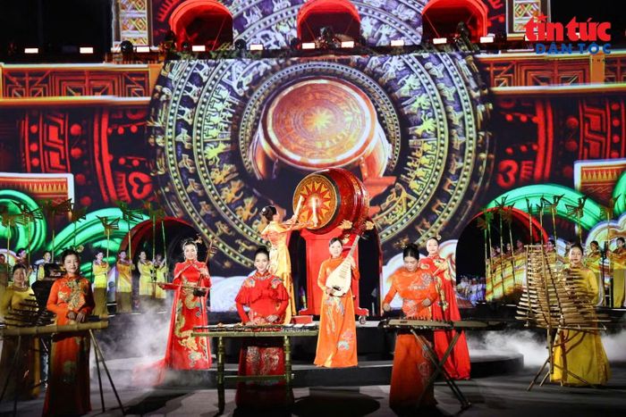 Tiết mục “Thăng Long mở hội” quy tụ Nghệ sĩ trống Trương Thu Hà, Nhóm Trống đồng, Nhóm Thanh âm Xanh, Đoàn nghệ nhân Cồng chiêng Tây Nguyên, Vũ đoàn TRE cùng các diễn viên quần chúng.