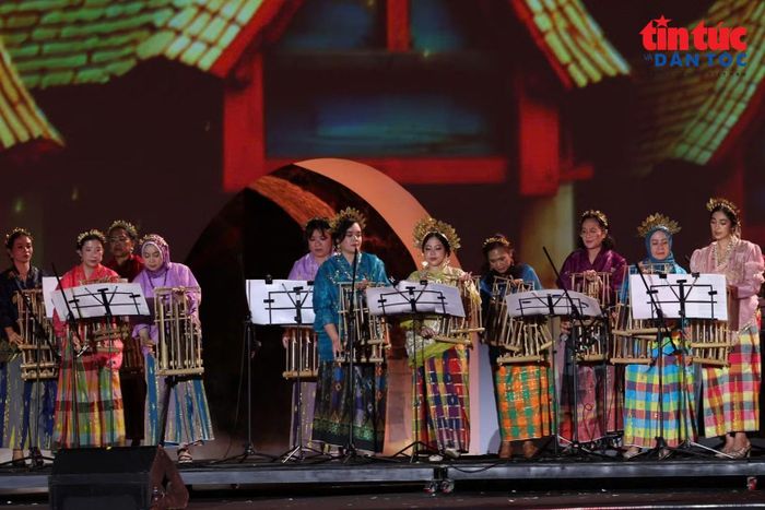 Trong không gian di sản Hoàng thành Thăng Long, nghệ thuật Việt Nam và quốc tế cùng hội tụ, tạo nên điểm nhấn cho lễ hội.