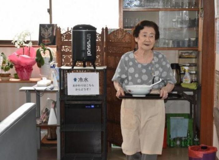 Ở tuổi 103, bà Fuku Amagawa vẫn làm việc 5 ngày mỗi tuần tại quán mì ramen của gia đình. Ảnh: Mainichi