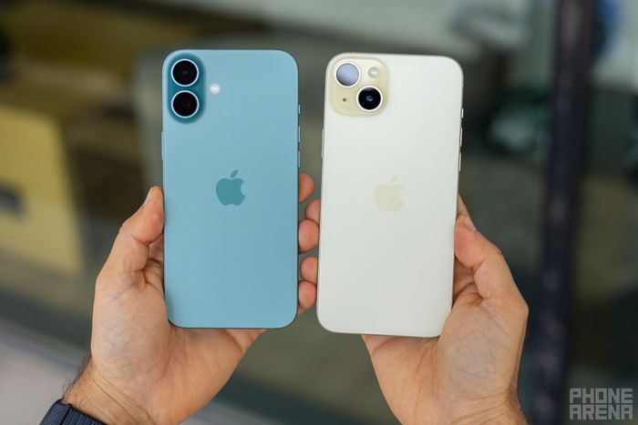 iPhone 16 Plus và iPhone 15 Plus. (Ảnh: PhoneArena)