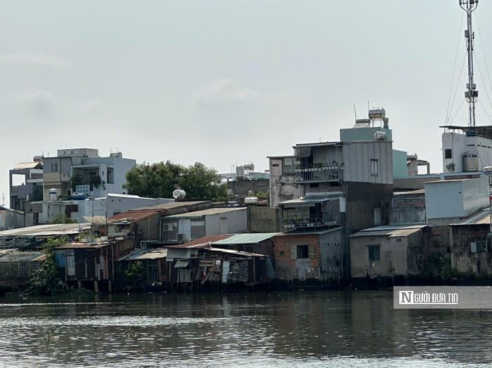 Đa phần các hộ dân sinh sống trong những căn nhà chìa ra bờ Nam kênh Đôi là người tứ xứ, điều kiện kinh tế khó khăn. Dù bất tiện, hàng chục năm qua, họ vẫn cố bám trụ lại nơi này vì "không còn sự lựa chọn nào khác".